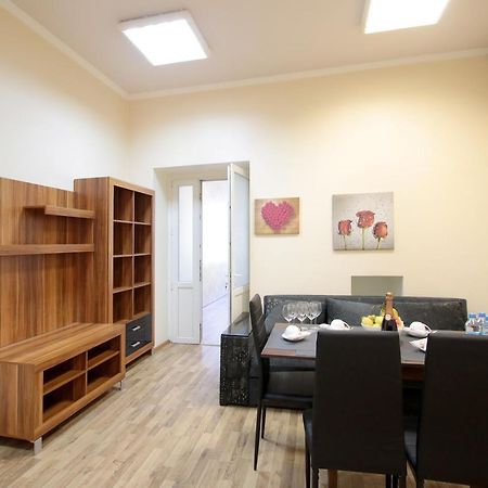 Deluxe Apartments 1326 Lviv Exterior photo